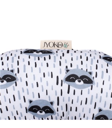 Almohada de viaje - Detalle etiqueta Racoon Town