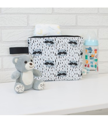 neceser M - Vista de uso con modelo racoon town