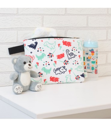 neceser M - Vista de uso con modelo Dino party