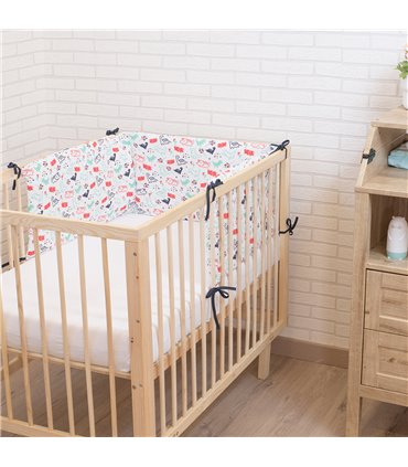 protector de cuna - Vista de uso con modelo Dino party