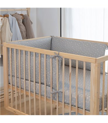 protector de cuna - Vista de uso con modelo Romarey