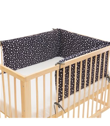 protector de cuna - Vista de uso con modelo Winter sky