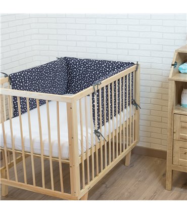 protector de cuna - Vista de uso con modelo Winter sky