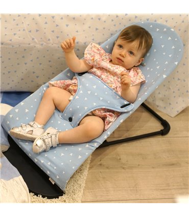 Funda hamaca babybjorn - Vista de uso con modelo Blue Sparkles