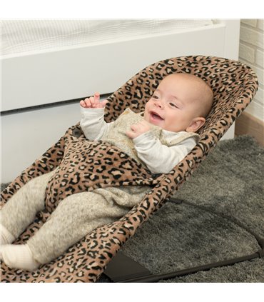 Babybjorn - Vista 3/4 Modelo desplegado Animal print