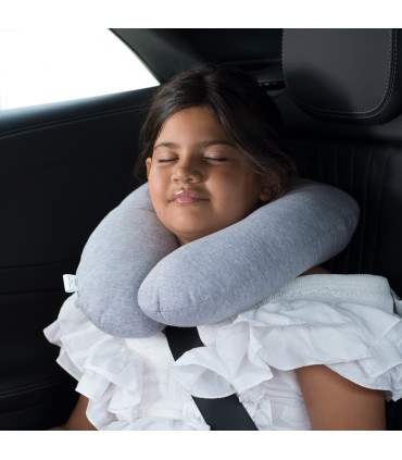 Almohada de viaje - Vista de uso con modelo Stone Grey